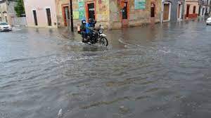 Apagones y calles anegadas por fuerte aguacero en Mérida