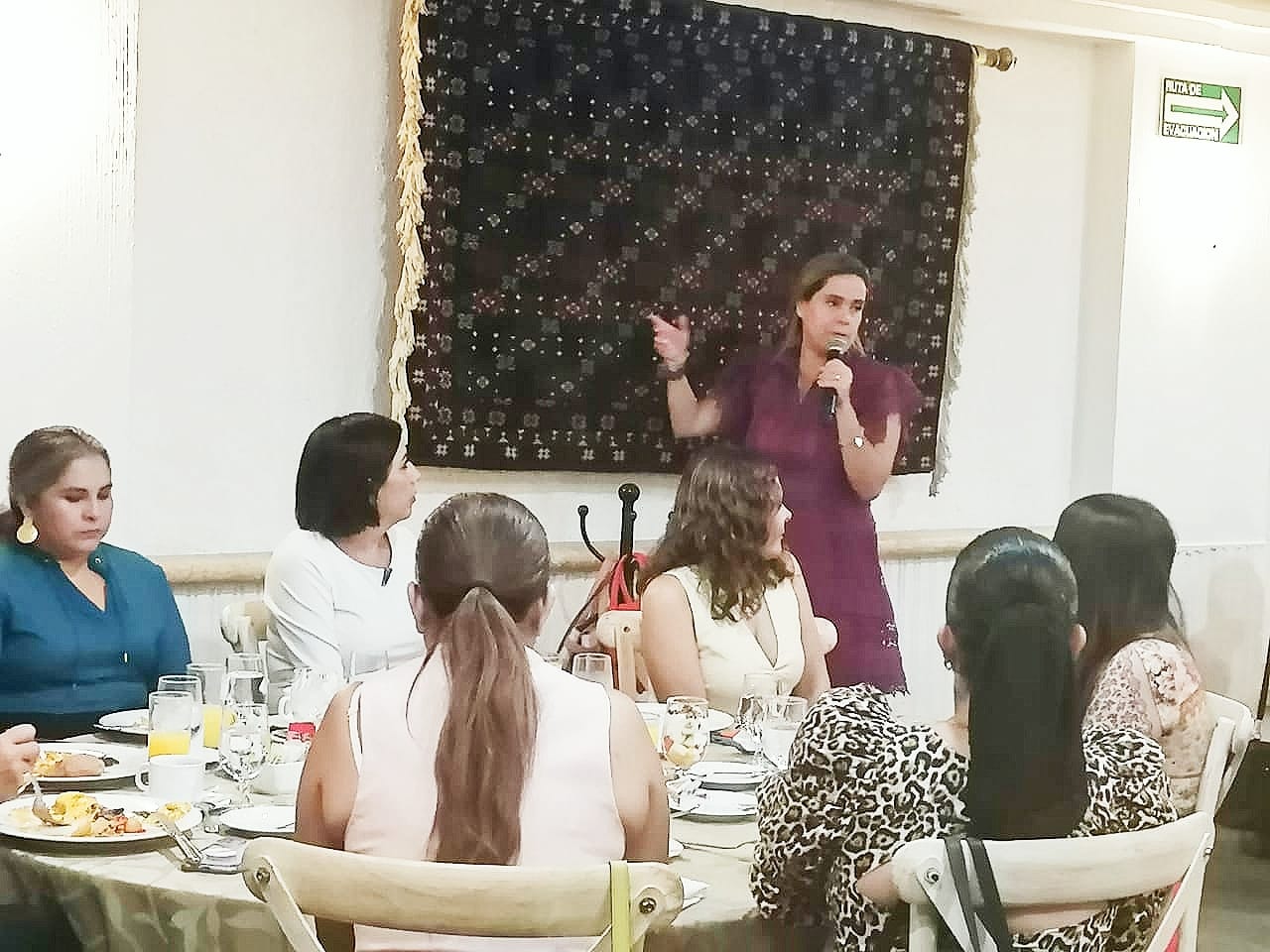 Redes sociales, herramientas que pueden llevar al éxito o fracaso: María Eugenia Marín