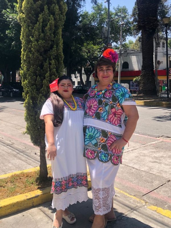 Pareja regional que divierte a los niños,” Las Palanganeras”: humor yucateco con mensajes culturales.