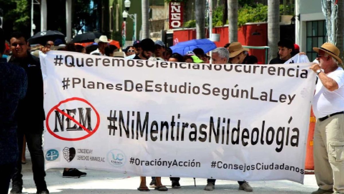 Protestan contra libros de textos gratuitos en Yucatán; señalan contenidos con connotación comunista.