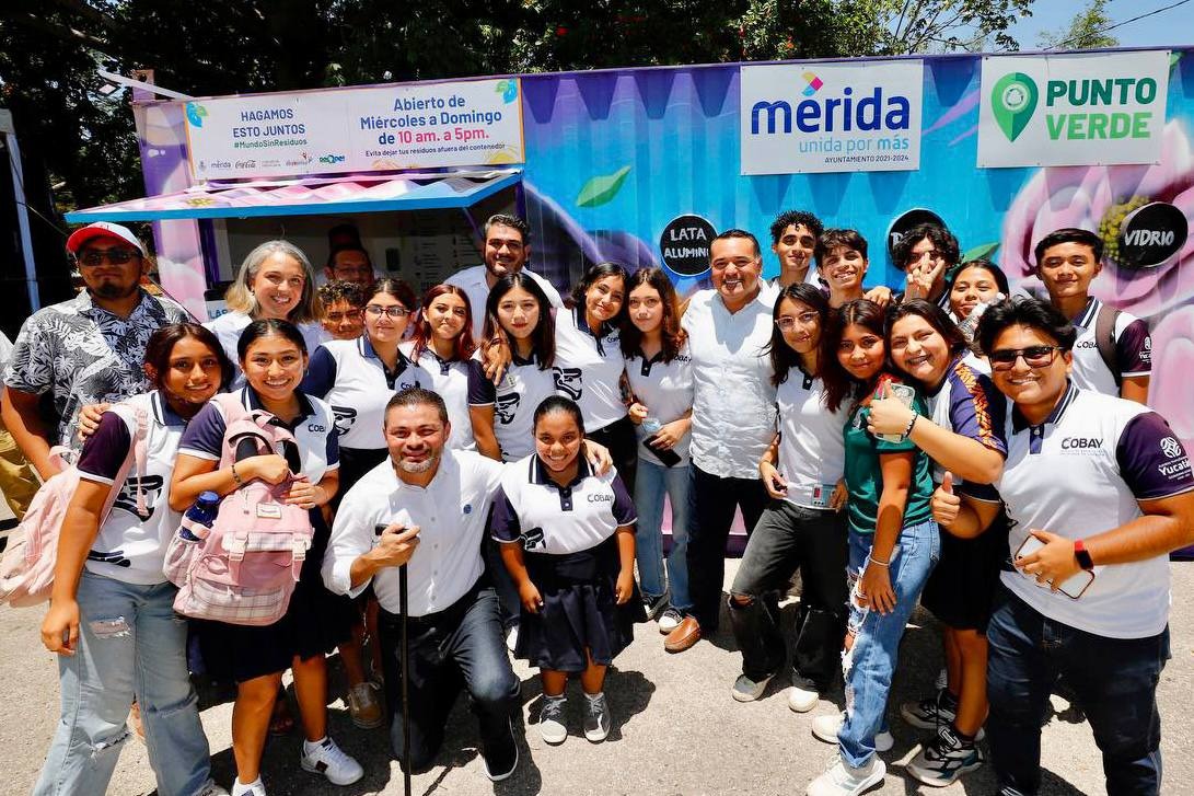 Renán Barrera trabaja con universitarios en el combate del cambio climático