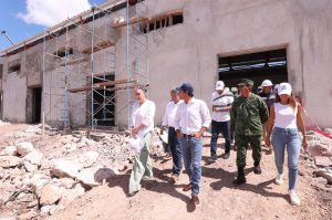 Acompañado del comandante de la X Región Militar, General de División Homero Mendoza Ruiz, el Gobernador recorrió las instalaciones donde se encuentran cuadrillas de trabajadores llevando a cabo las labores en este punto del Centro Histórico.