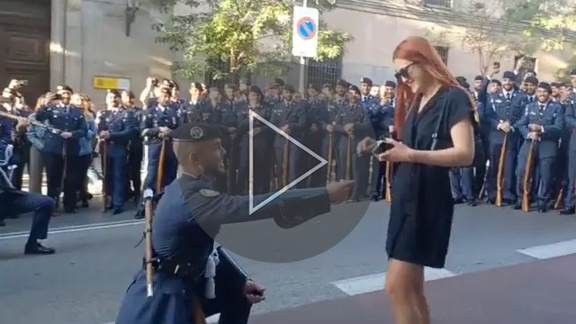Un soldado pide matrimonio a su novia previo al inicio del desfile en Madrid (VIDEO))