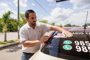 Como parte de la iniciativa, las unidades de taxi del sindicato se podrán distinguir por medio de una calcomanía