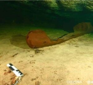 Esta fue la canoa maya que encontró el equipo de buzos en el cenote que está cerca de Chichen Itzá. 