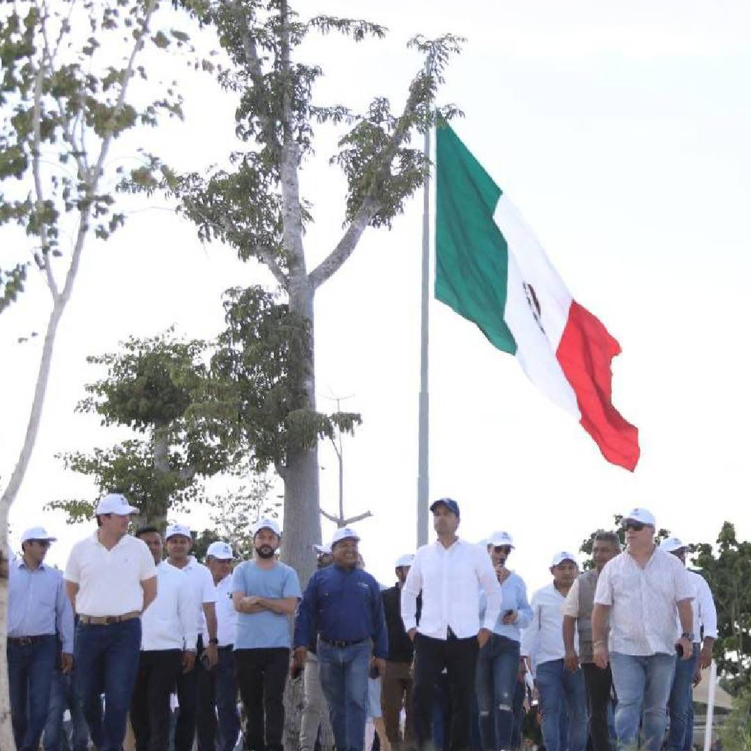  El Gobernador Mauricio Vila Dosal junto con su gabinete, recorre el Parque de “La Plancha”, el mejor de México