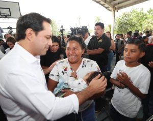 Madres solteras que tengan bajo su tutela a hijos e hijas menores de 23 años, recibirán los beneficios del Programa "Seguro para Madres Solteras", que presentó este día el Gobernador Mauricio Vila Dosal .