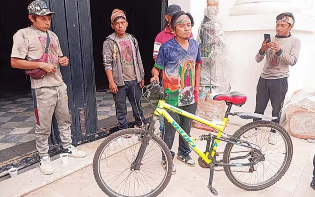 Mario Larios, un veracruzano que se enteró del robo, llegó a la Catedral con una bicicleta para regalársela a los jóvenes peregrinos