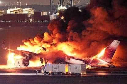 Avión en llamas con 379 personas en Japón