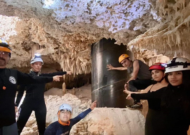 Exhiben cuevas con impactantes pilares de acero y cemento que atraviesan las estalactitas y el agua cristalina del Tren Maya