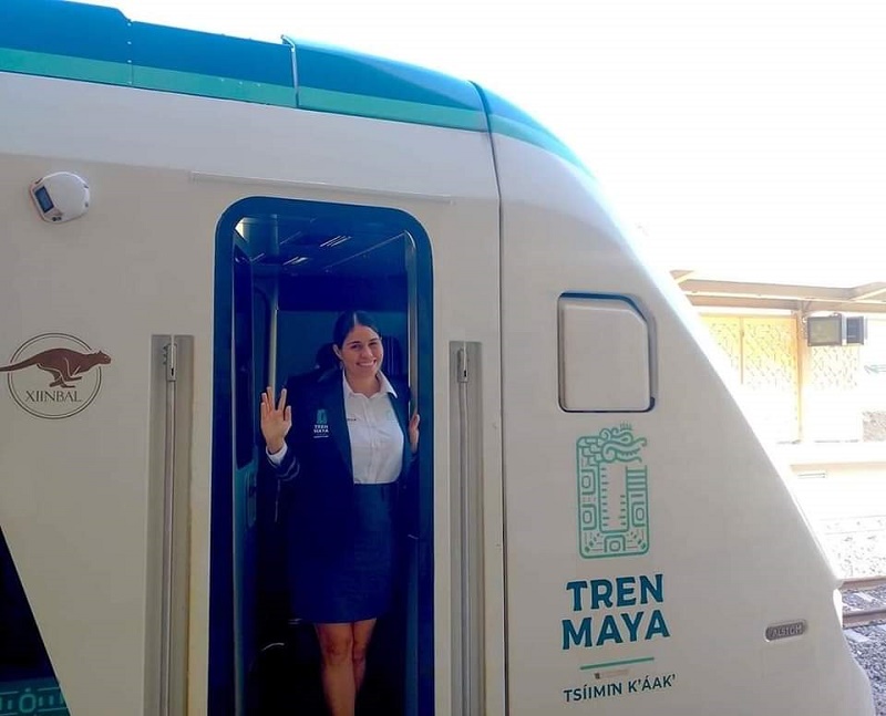 Primera mujer maquinista del Tren Maya destaca como la única mujer entre los 25 militares encargados de operar este proyecto