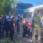 Los migrantes, los choferes de ambos autobuses fueron detenidos como parte del procedimiento