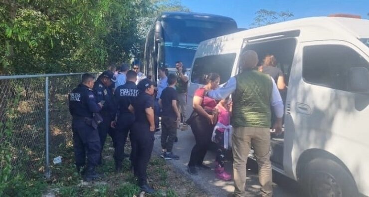 Los migrantes, los choferes de ambos autobuses fueron detenidos como parte del procedimiento