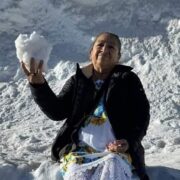 Mamá morena aparece radiante y sonriente, ataviada con el tradicional huipil yucateco, mientras disfruta del manto blanco de la nieve