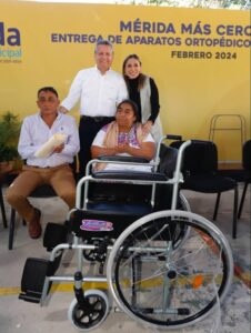 En la entrega de sillas de ruedas estándar y andadores con ruedas para adultos que se realizó en San Ignacio Tesip, el Presidente Municipal informó que mediante el programa “Mérida más Cercana”, el DIF Mérida ha entregado 441 aparatos ortopédicos .