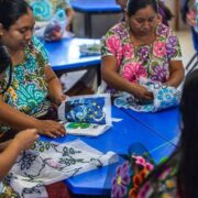20 madres de familia de origen maya se embarcaron en la tarea de confeccionar cuatro libros artesanales