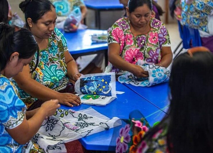 20 madres de familia de origen maya se embarcaron en la tarea de confeccionar cuatro libros artesanales