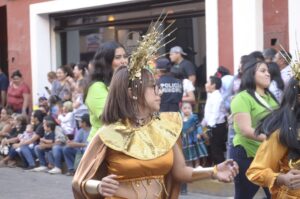 El desfile infantil del Carnaval de Mérida contó con la presencia de 35 contingentes, derrochando alegría y diversión a los asistentes. 