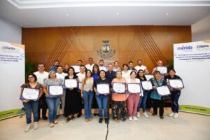 Durante la entrega de las 19 certificaciones, el Alcalde Alejandro Ruz Castro, reconoció la voluntad de la población en el quehacer del Municipio.