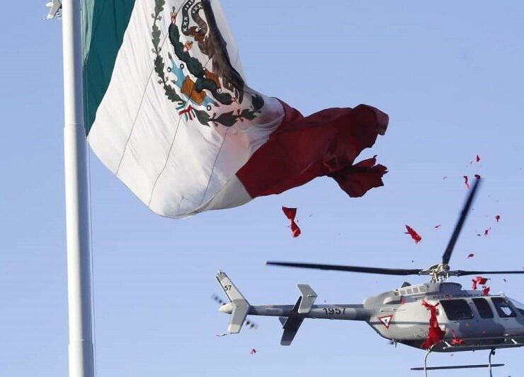 Helicóptero corta la bandera nacional el suceso ocurrió durante un espectáculo de Lucha Libre AAA Worldwide