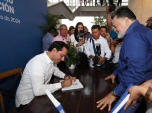 Al presentar su libro, el Gobernador de Yucatán, Mauricio Vila Dosal, firmó autógrafos a los asistentes. 