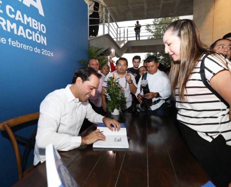 Mauricio Vila Dosal presentó su libro ”Una historia de cambio y transformación”