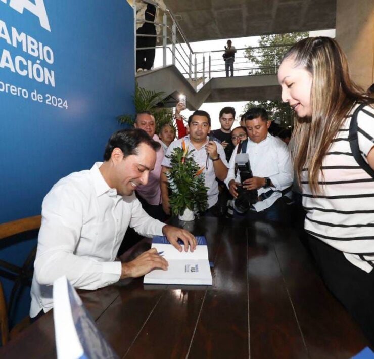 Mauricio Vila Dosal presentó su libro ”Una historia de cambio y transformación”