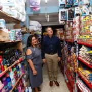 El alcalde Alejandro Ruz Castro visita a beneficiaria del programa Macromer