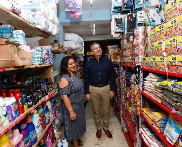 El alcalde Alejandro Ruz Castro visita a beneficiaria del programa Macromer