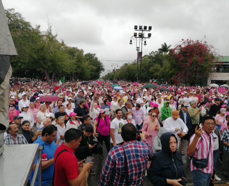 Marchan yucatecos a favor de la democracia