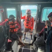 Mujeres navales encuentran a dos pescadores de Celestún, reportados como extraviados desde hace cuatro días en altamar