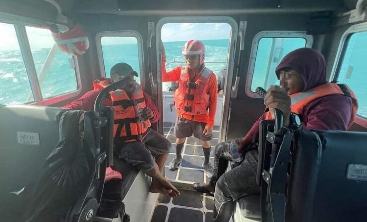Mujeres navales encuentran a dos pescadores de Celestún, reportados como extraviados desde hace cuatro días en altamar