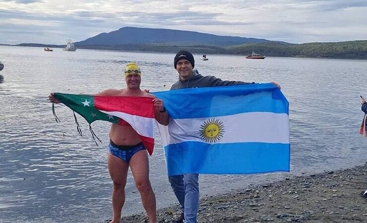 Único mexicano yucateco Carlos Franco en un grupo de nadadores internacionales en llevar a cabo la travesía cruzo en Canal de Beagle en Argentina