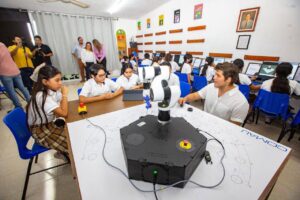 Mauricio Vila Dosal impulsa educación tecnológica, para una mejor preparación de los niños y jóvenes yucatecos.