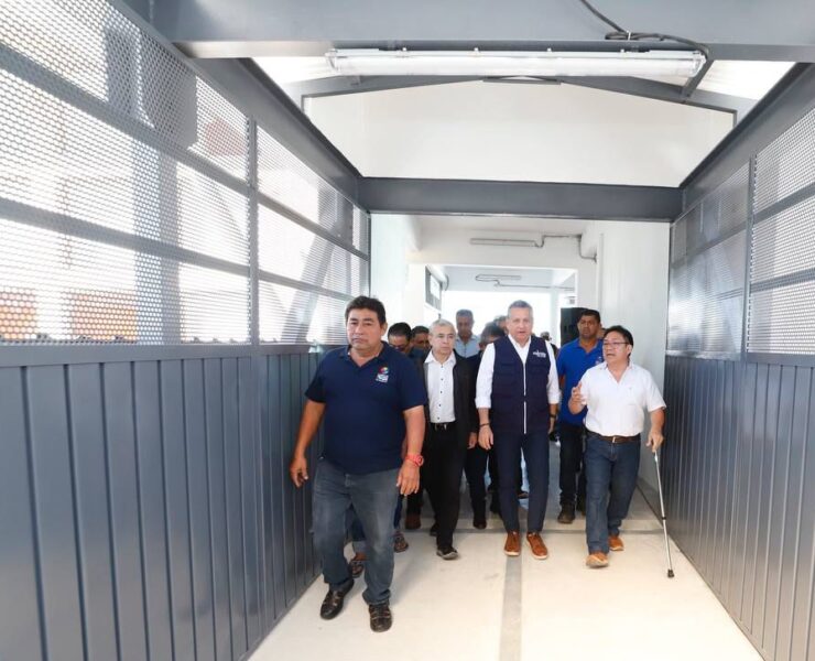 Alcalde supervisa trabajos para la instalación de rampa eléctrica en el Mercado Lucas de Gálvez