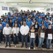 Estudiantes de la Preparatoria “Salvador Alvarado” escuchan “Consejos prácticos para jóvenes conectados”