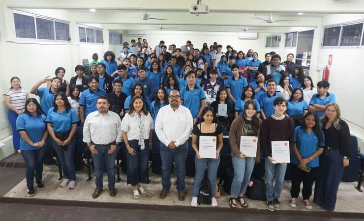 Estudiantes de la Preparatoria “Salvador Alvarado” escuchan “Consejos prácticos para jóvenes conectados”