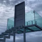 Esta estructura vanguardista destaca por su plataforma de cristales templados, conformando 18 escalones sin pasamanos