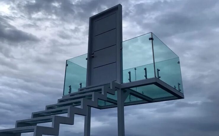 Esta estructura vanguardista destaca por su plataforma de cristales templados, conformando 18 escalones sin pasamanos