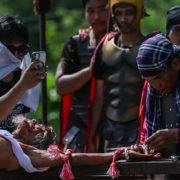 Con crucifixiones reales en Filipinas los fieles recrean el viacrucis de Jesucristo