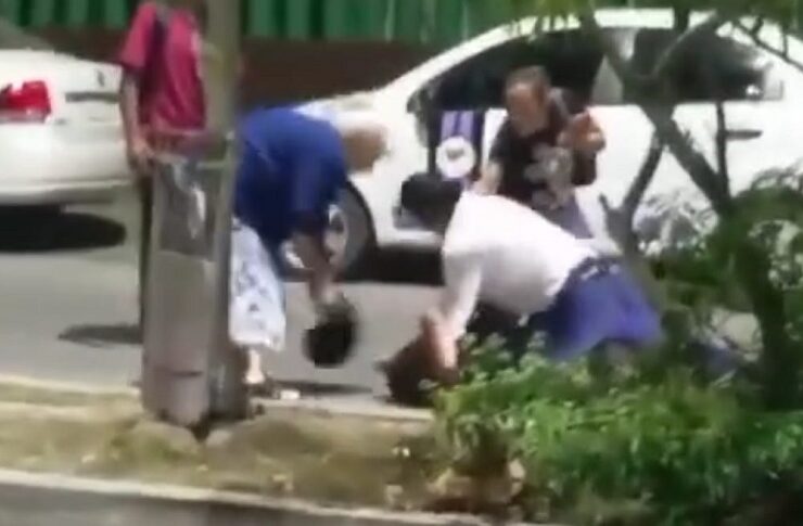 Madre e hijo agrade a un médico de la T1 (IMSS)