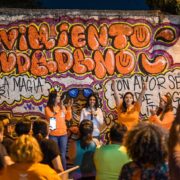 Mafer Arceo inició campaña develando mural y con caminata canina