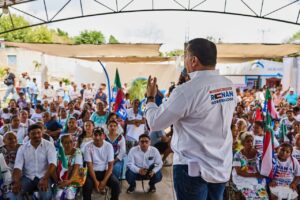 En su visita en la colonia de Mayapán, Renán Barrera dio a conocer que que su propuesta de impulsar una economía popular y solidaria contempla, también, aumentar el acceso y calidad de los servicios de salud, prestaciones laborales como guarderías infantiles gratuitas.