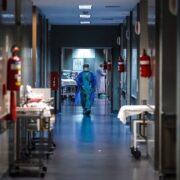 Muerte por patada en los testículos que le propino un paciente