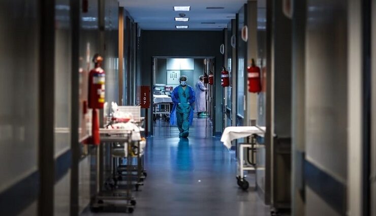 Muerte por patada en los testículos que le propino un paciente