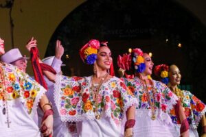 Ruz Castro subrayó que Yucatán es un estado que vive su cultura y reconoce a sus artistas presentes.