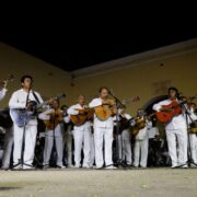 La conmemoración del Día del Trovador también se suma la celebración del "Día de la Guayabera", siendo un recordatorio de que la guayabera no solo da a Mérida, sino a Yucatán, la identidad suficiente para continuar en torno a una tradición.