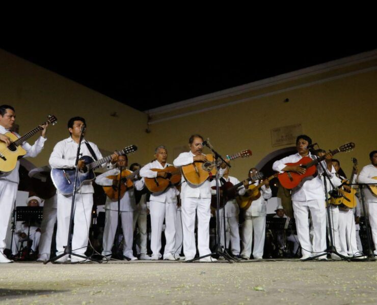 La conmemoración del Día del Trovador también se suma la celebración del "Día de la Guayabera", siendo un recordatorio de que la guayabera no solo da a Mérida, sino a Yucatán, la identidad suficiente para continuar en torno a una tradición.