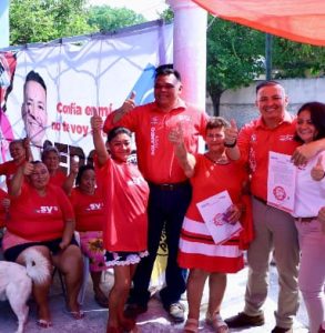 Rolando Zapata y Sergio Vadillo, visitaron a las familias que viven en las colonias Bojórquez y García Ginerés. 