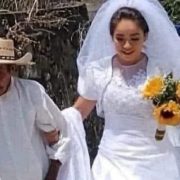 Abuelito acompaña a su nieta al altar, nieta orgullosa de su raíces